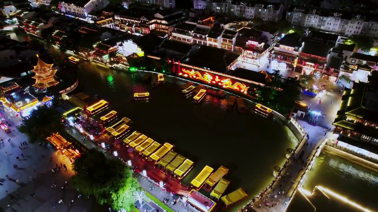 中国江苏南京秦淮河上的游船和游客夜景航拍视频素材