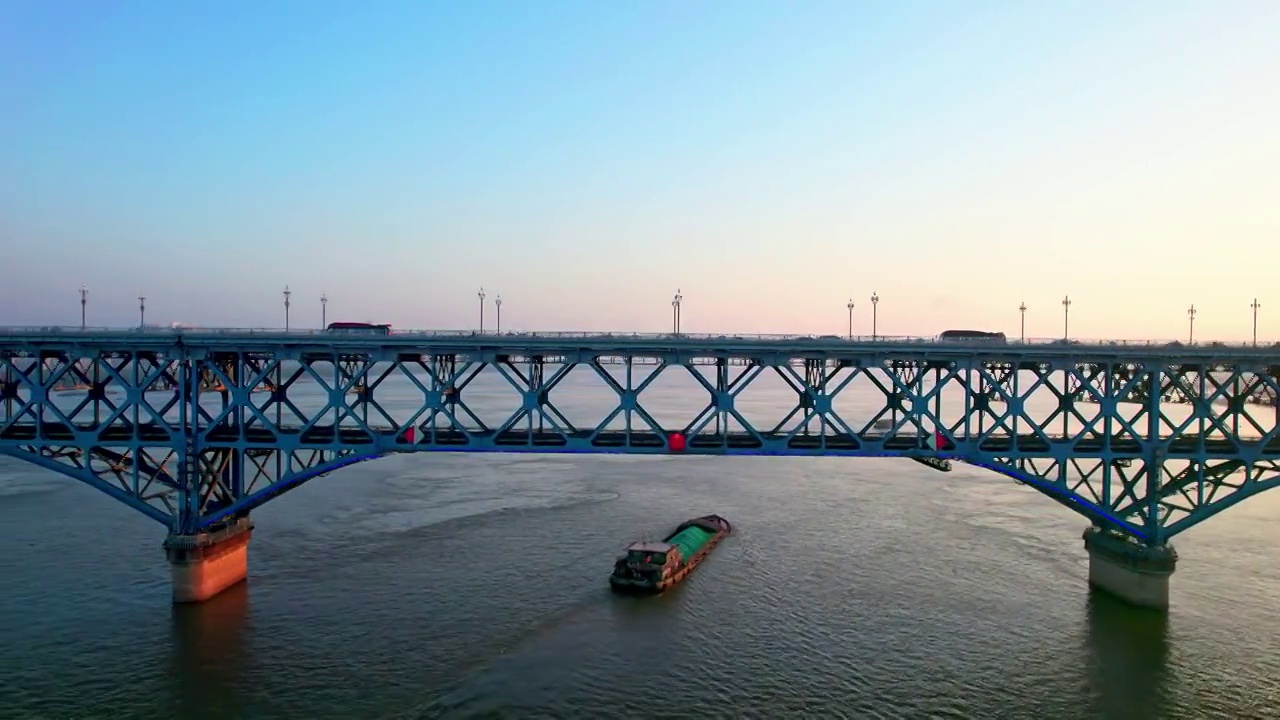 中国江苏南京长江大桥行驶的火车、轮船跟拍航拍视频素材