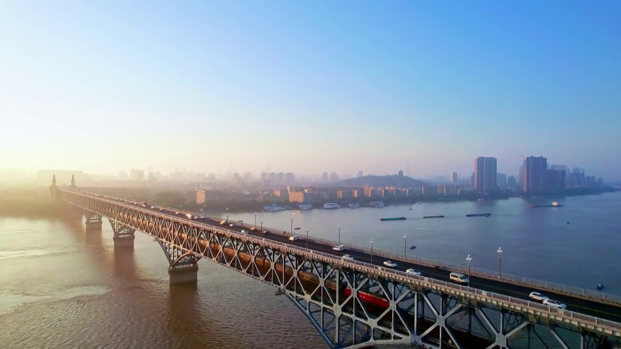 中国江苏南京长江大桥行驶的汽车清晨航拍风光视频素材