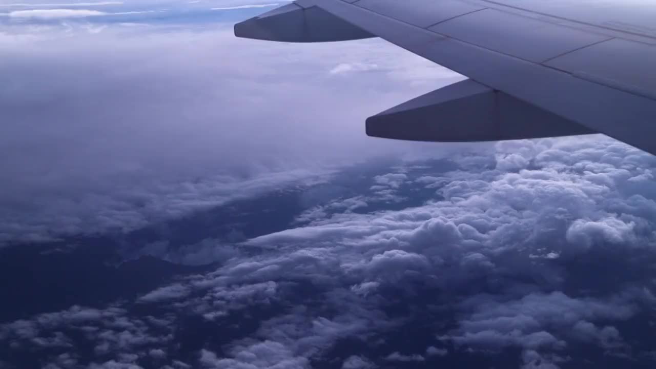 旅行航班上航拍机翼与壮观的云海视频素材