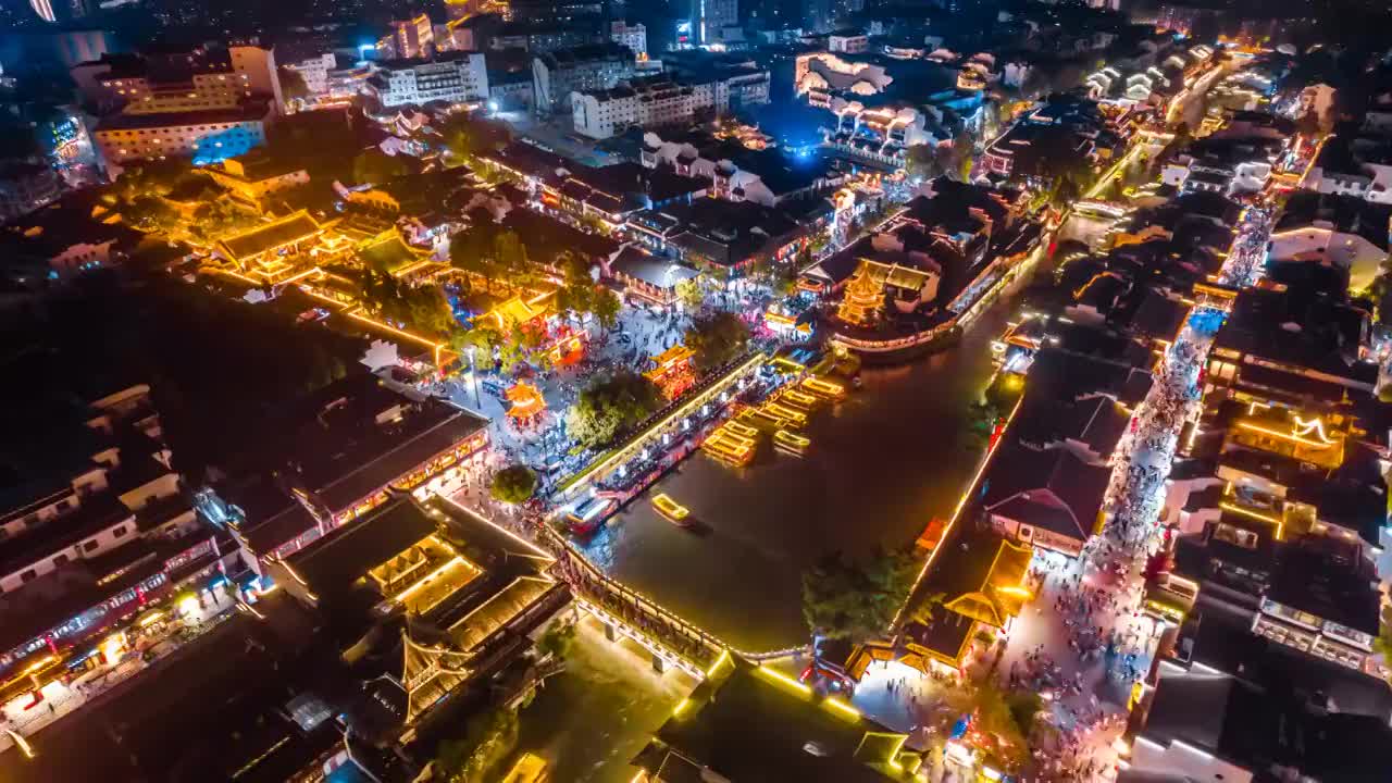 中国江苏南京秦淮河上的游船和游客夜景航拍环绕延时摄影视频素材