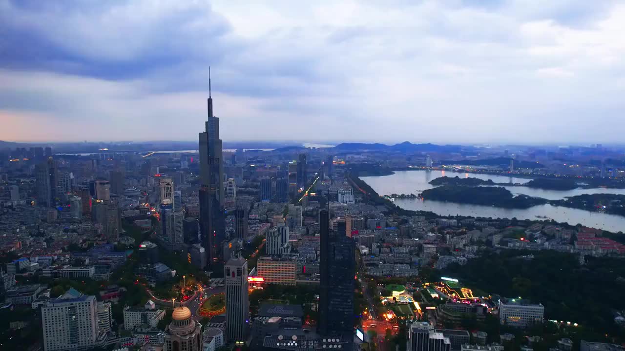 中国江苏南京紫峰大厦和城市天际线环绕航拍夜景视频素材