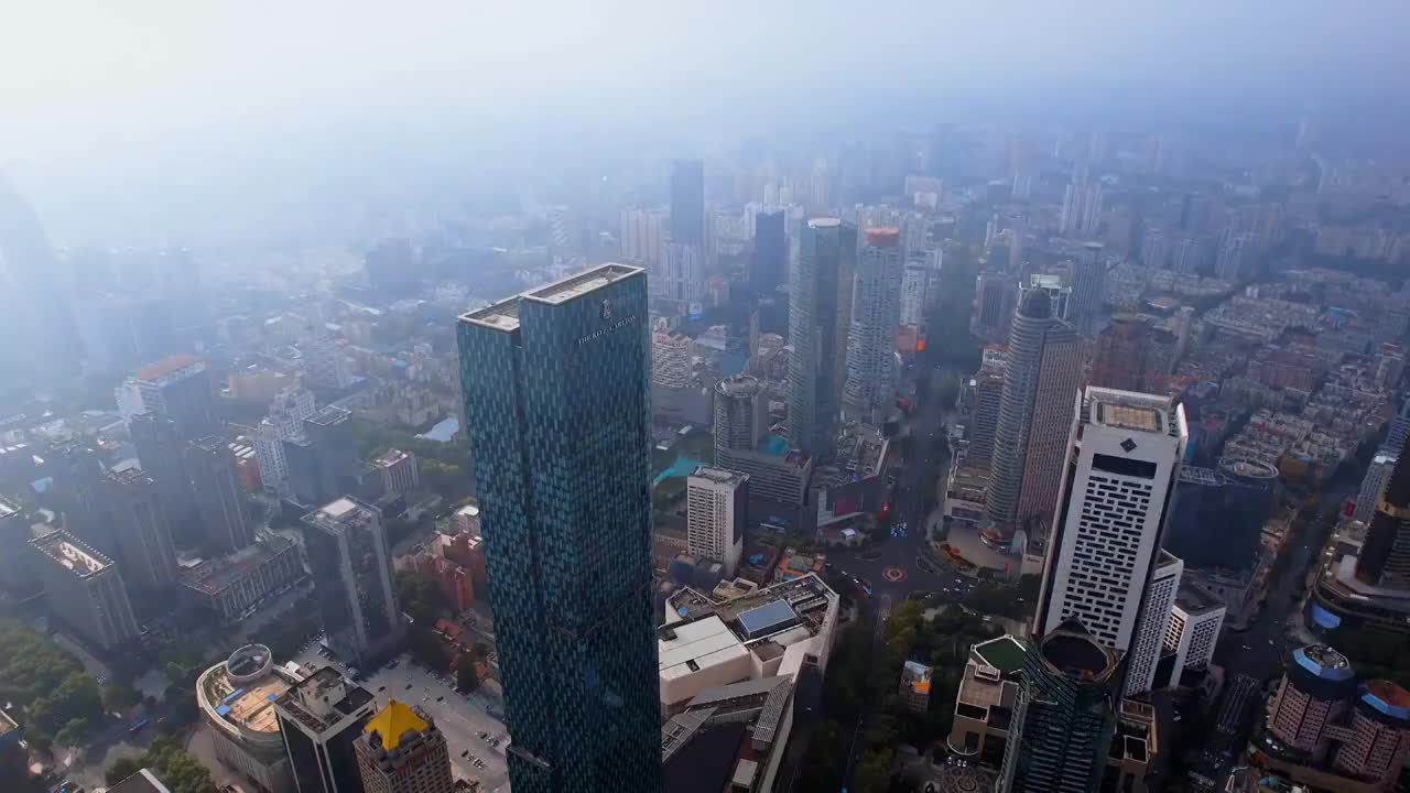 中国江苏南京德基广场和新街口城市天际线环绕航拍视频素材