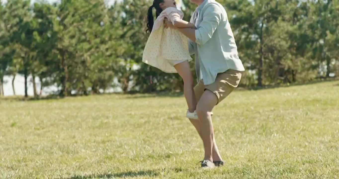 快乐的父女俩在草地上玩耍视频购买