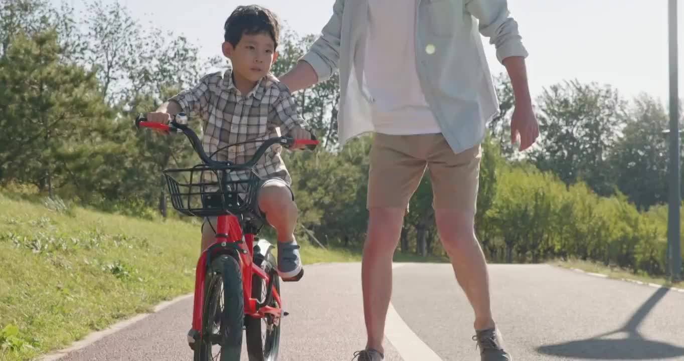 父亲教儿子骑自行车视频素材