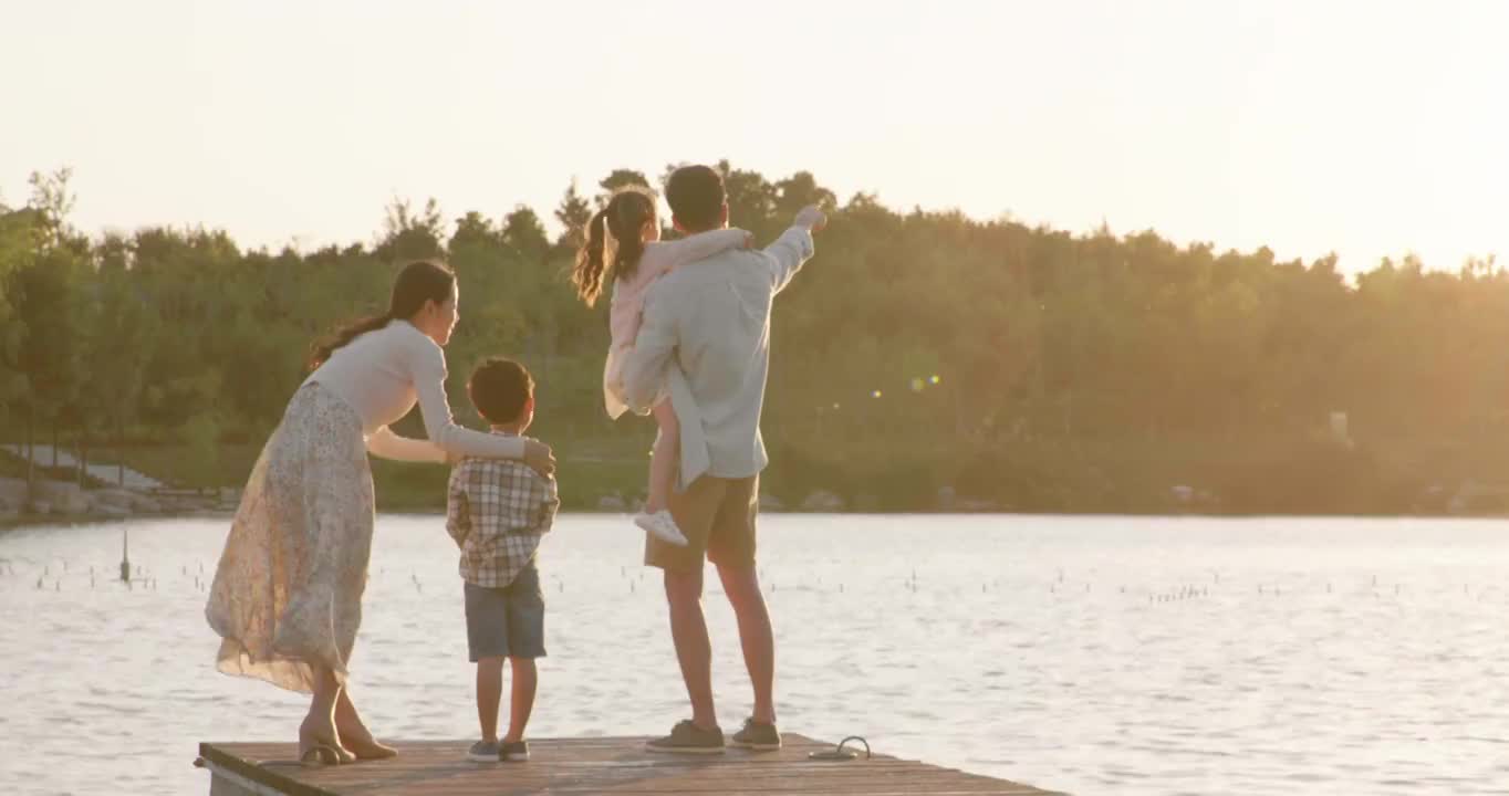 快乐的年轻家庭逛公园视频素材