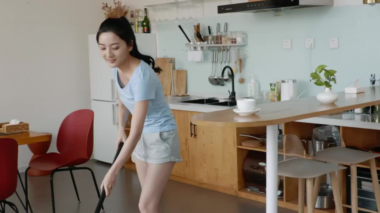年轻女子做家务视频素材