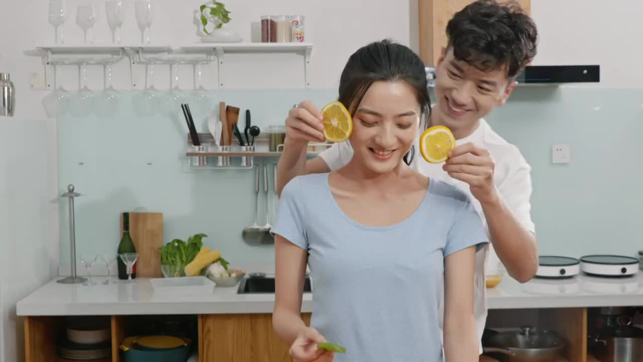 快乐的年轻夫妇在厨房吃水果视频素材