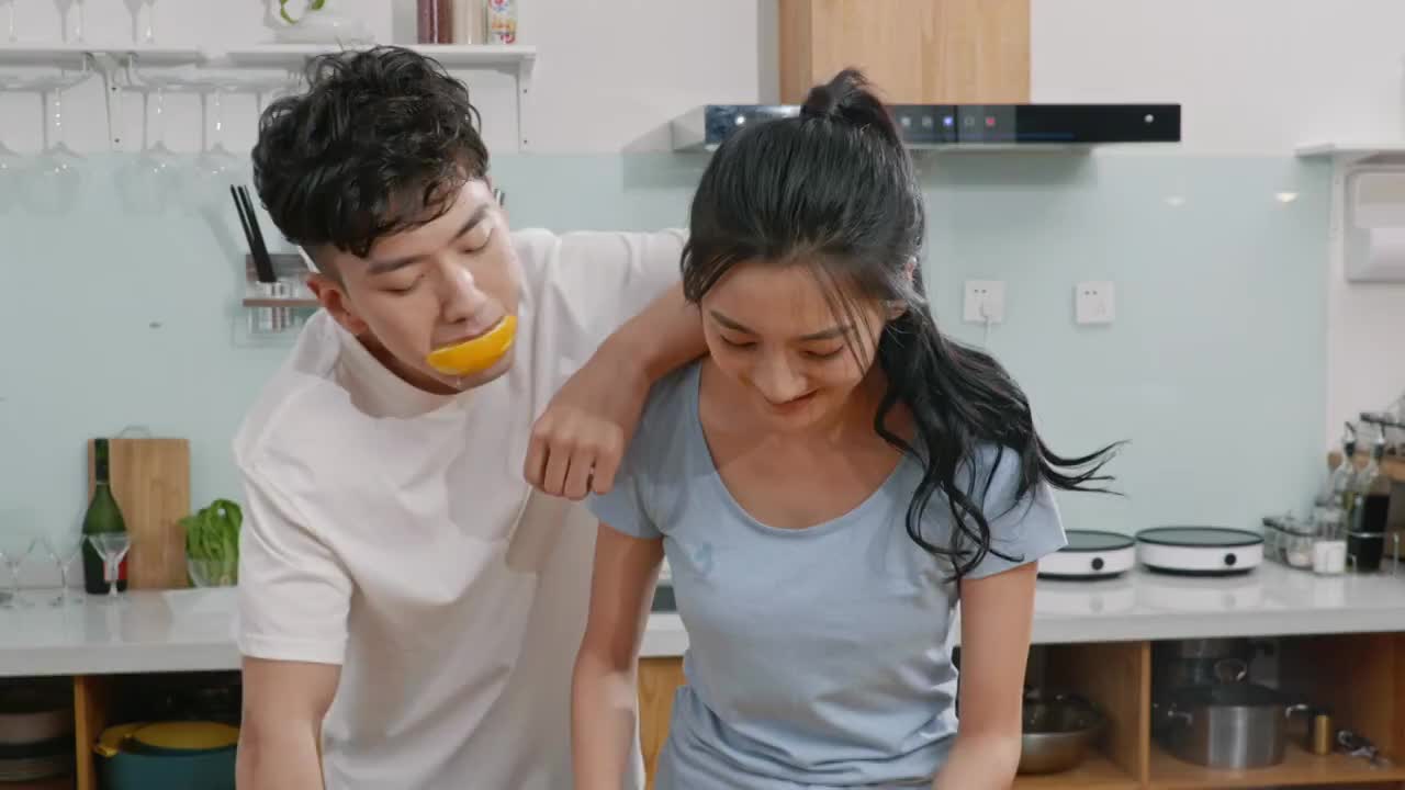 甜蜜的年轻夫妇在厨房接吻视频下载