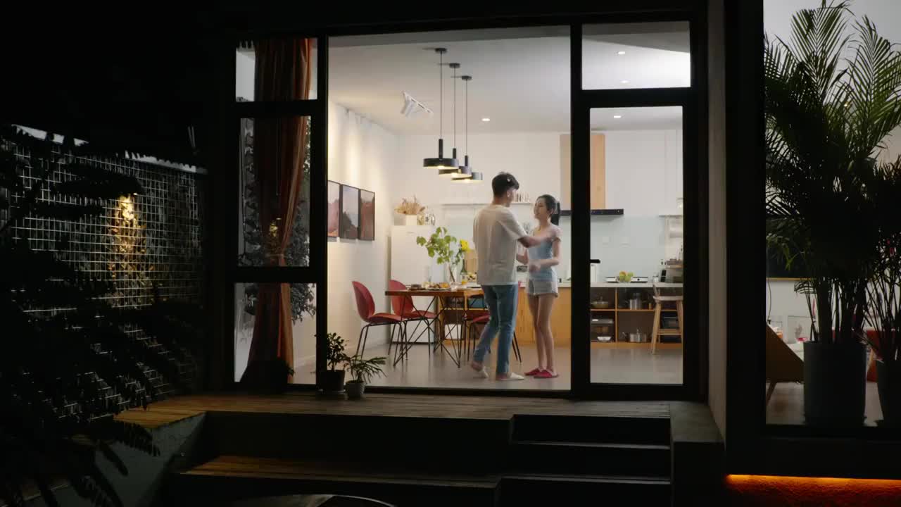 快乐的年轻夫妇在家跳舞视频素材