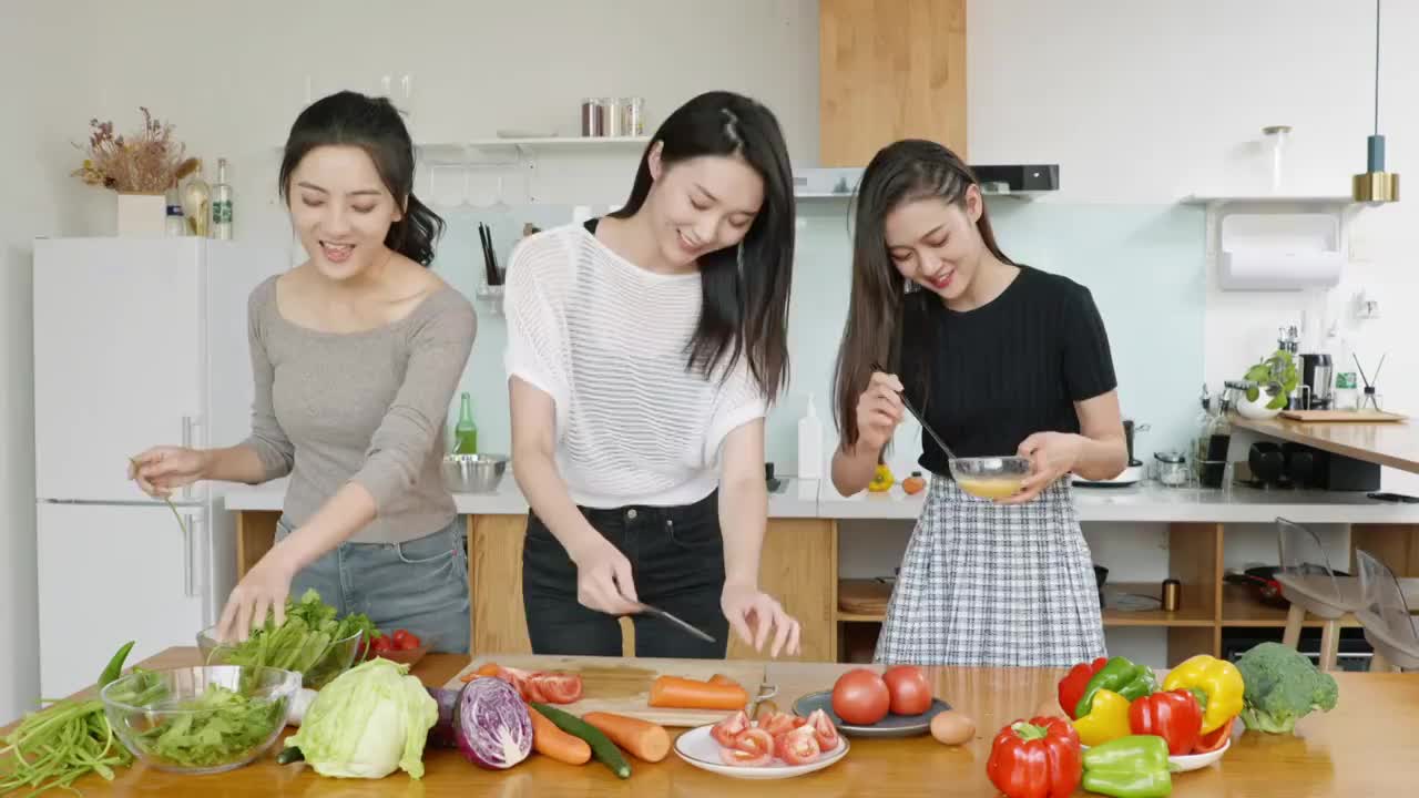 年轻闺蜜在厨房一起做饭视频下载