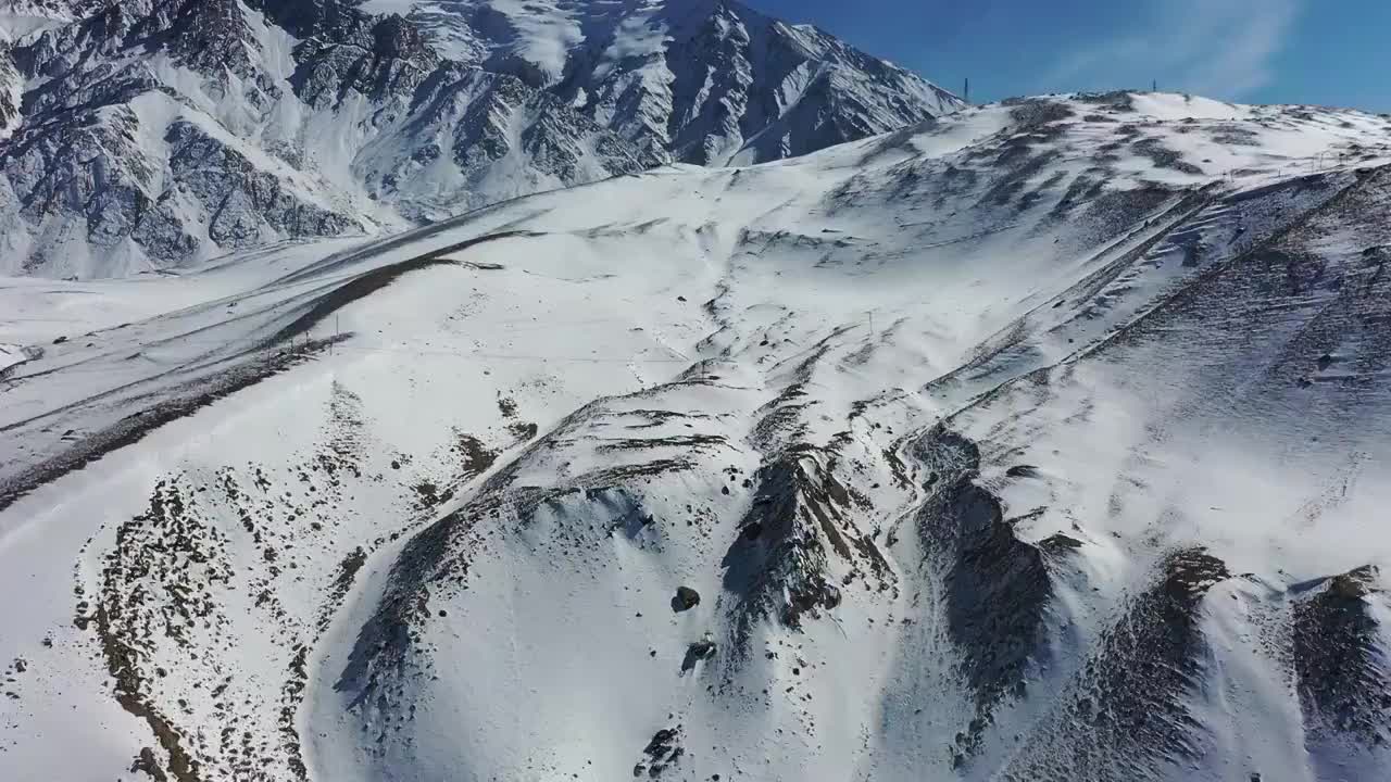 大美新疆：新疆帕米尔高原上的布伦口白沙湖旁雪山风光视频素材