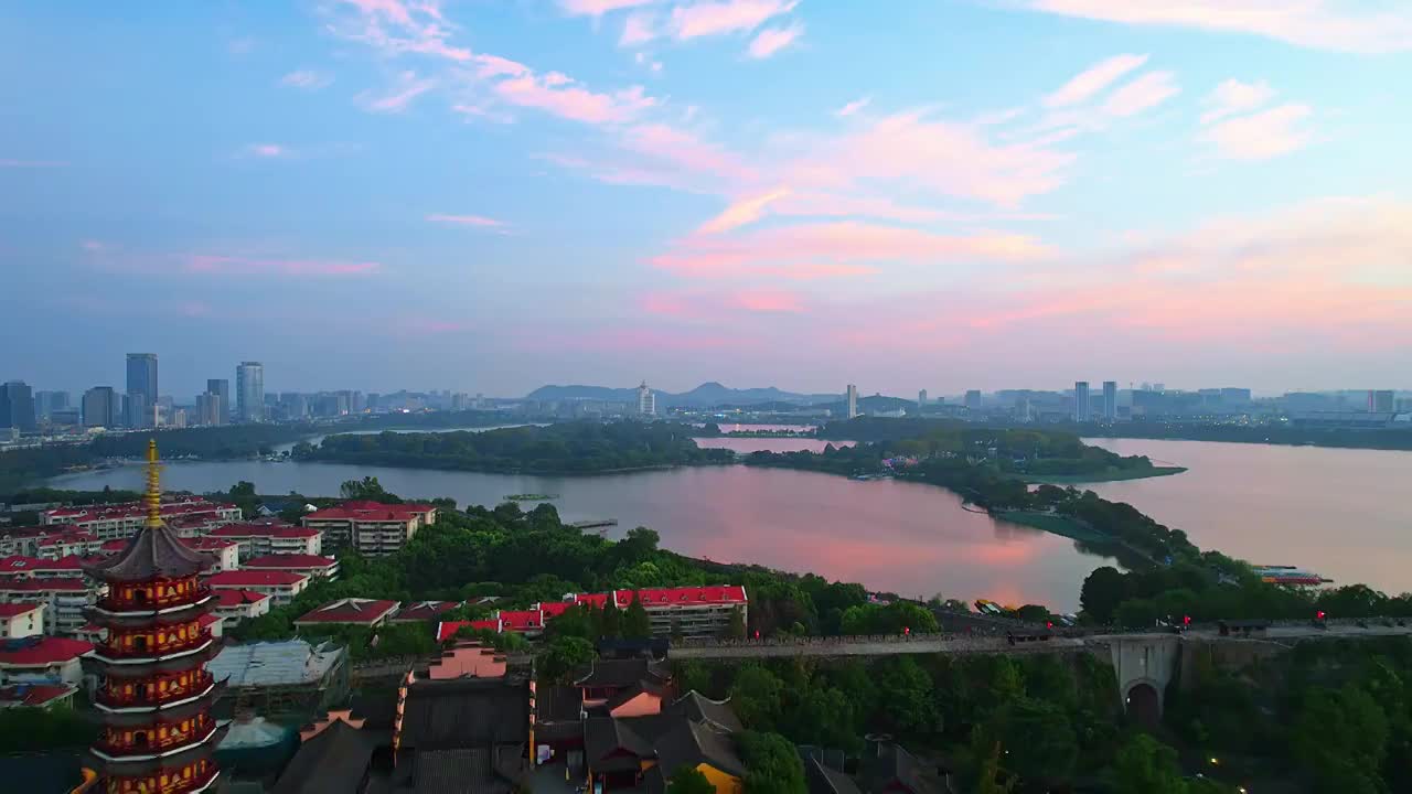 中国江苏省南京市鸡鸣寺清晨风光航拍视频素材