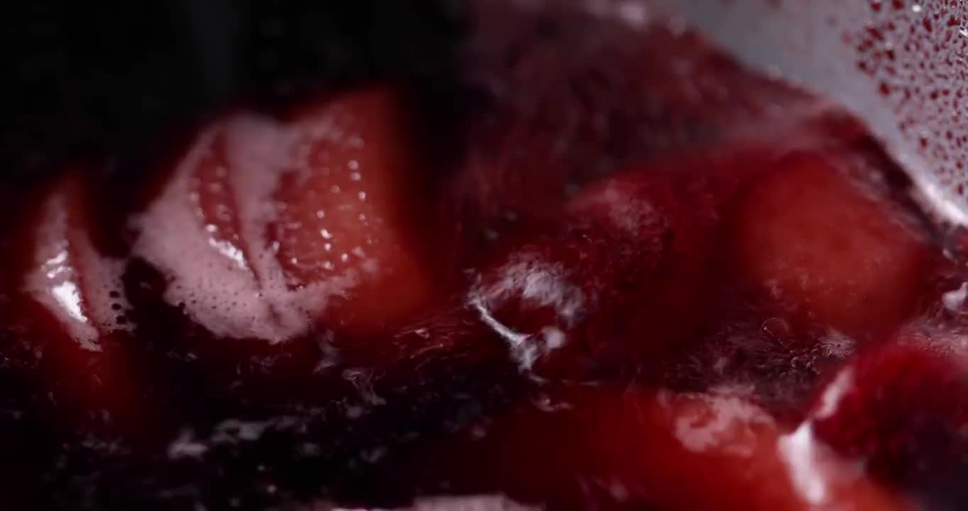 红酒炖雪梨在锅里沸腾翻腾视频素材