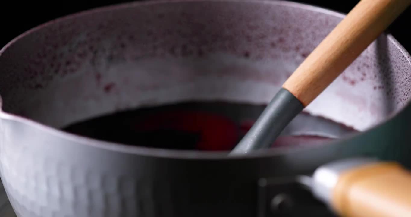 用铲子捞起锅里炖好的红酒炖雪梨视频素材