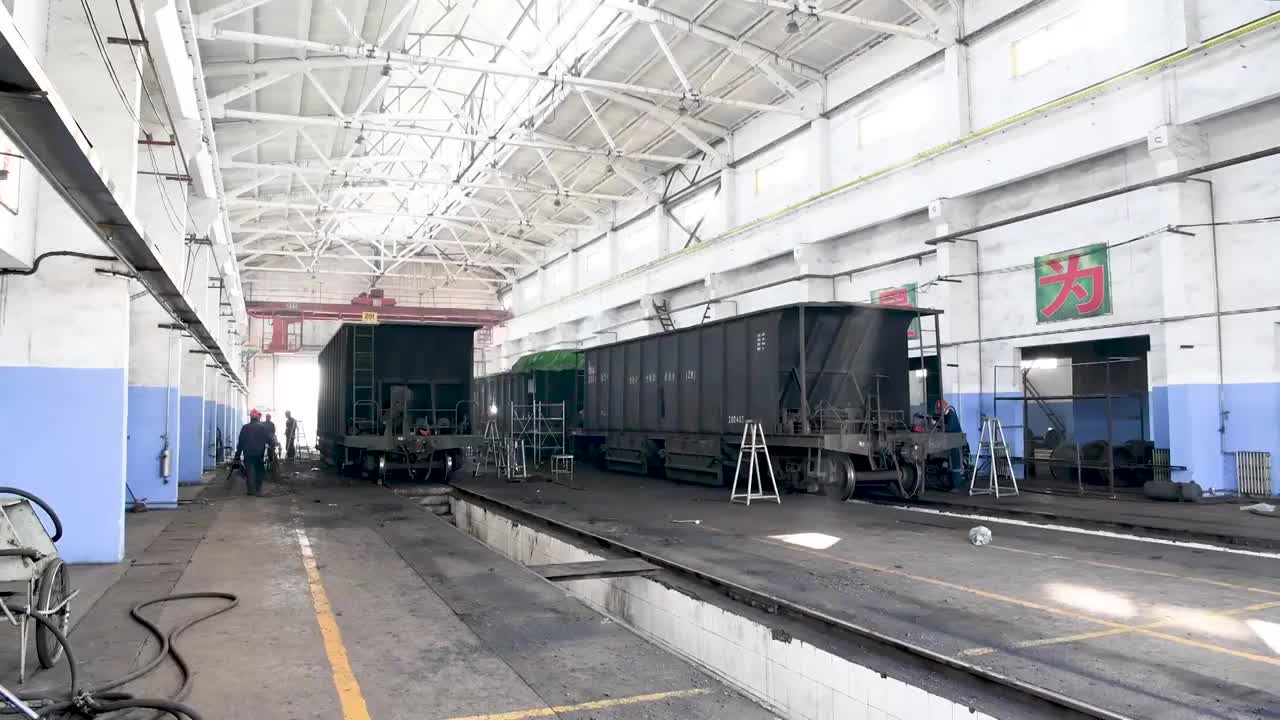 铁路车辆维修车间，工人维修铁路货车。视频素材