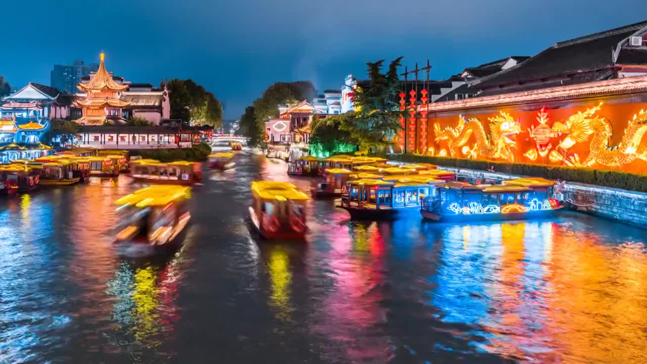 中国江苏南京秦淮河上穿梭的游船夜景延时摄影视频下载