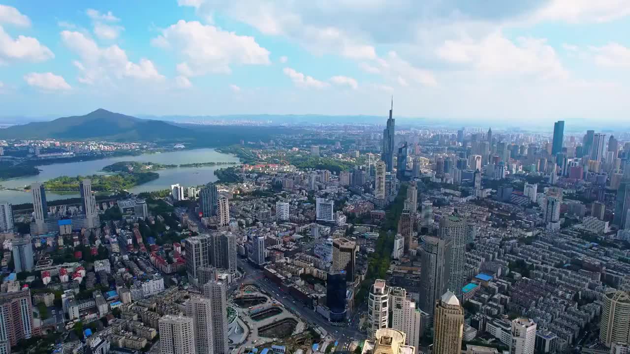 中国江苏南京紫峰大厦和城市天际线航拍风光视频素材