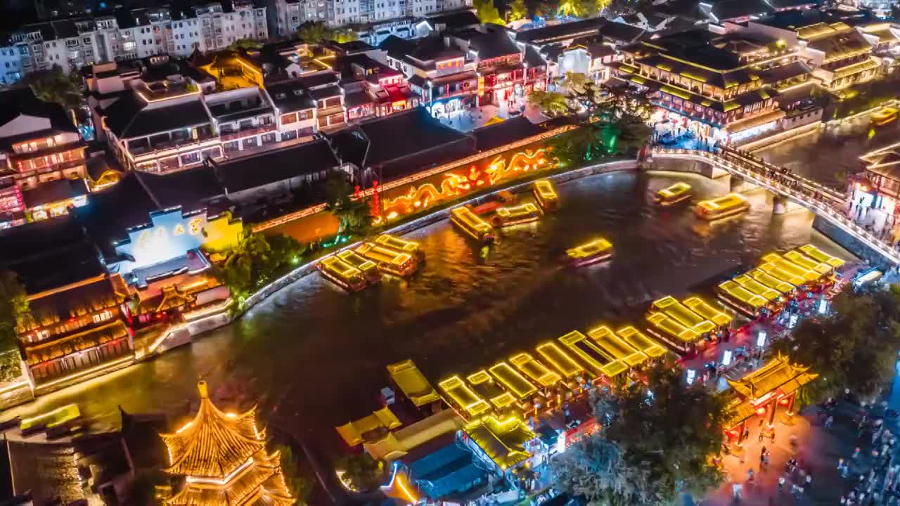 中国江苏南京秦淮河上穿梭的游船夜景航拍延时摄影视频素材