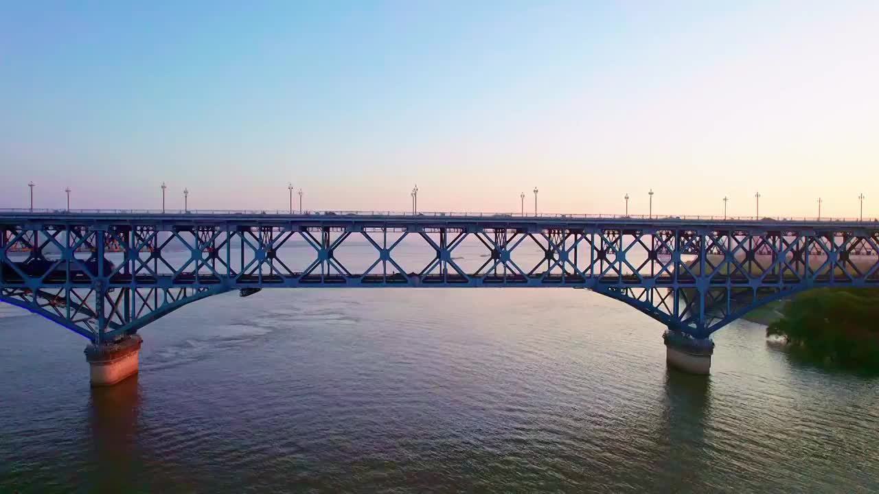 中国江苏南京长江大桥行驶的火车、轮船跟拍航拍视频素材