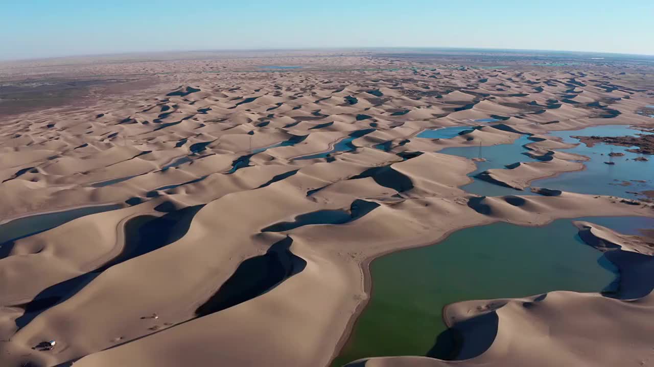 巴丹吉林沙漠中的湖，水，湖泊，沙湖，沙漠，积水，炎热，生命视频下载