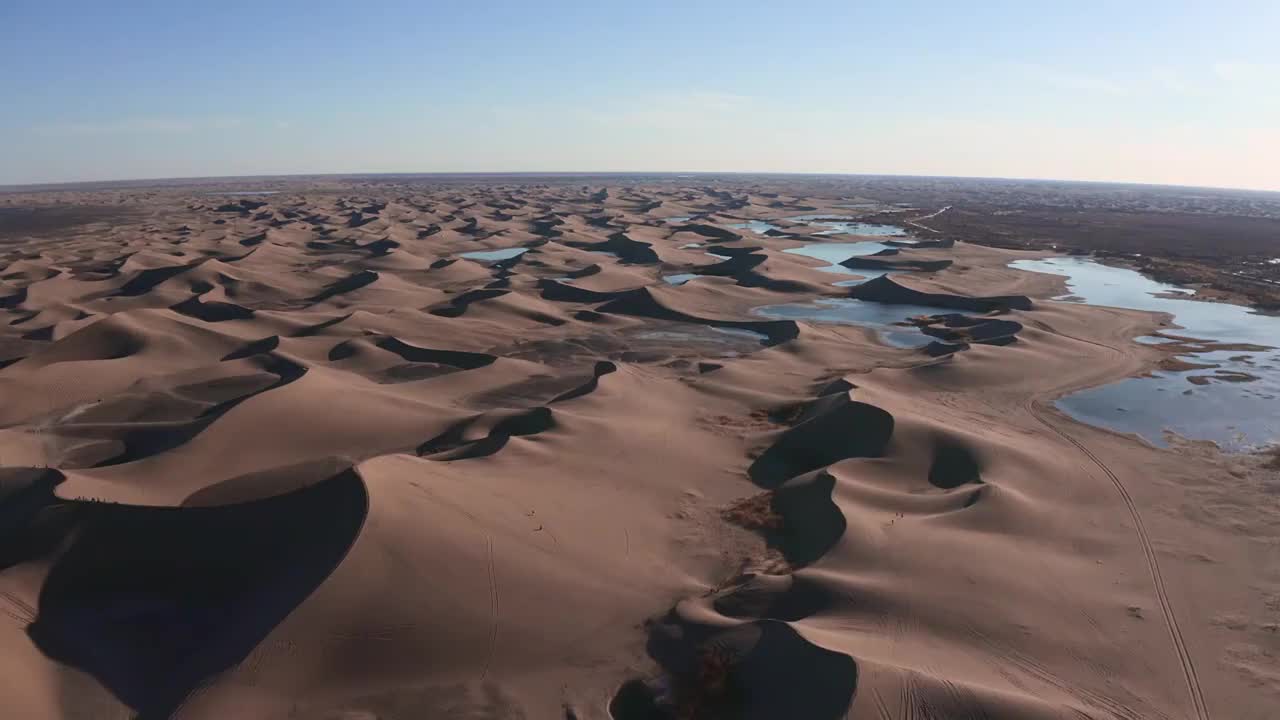 沙漠中的湖泊，水，沙丘，湖泊，优美，奇观，白昼，炎热，地理视频下载