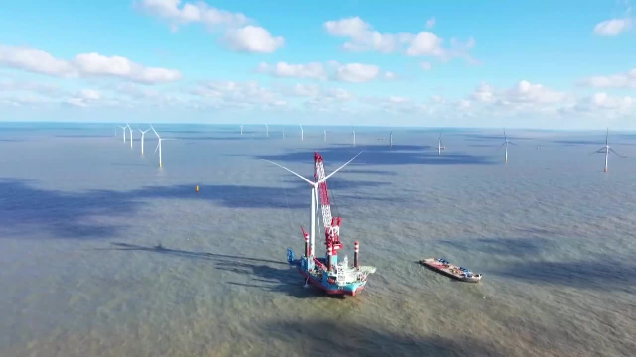 中国新能源海上风轮机太阳能电池板航拍选编视频素材