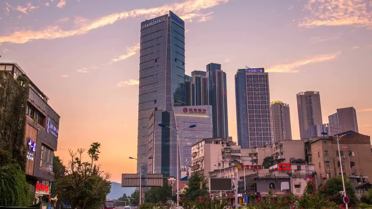 长沙市步行街华远国际夕阳日落大范围移动延时摄影视频素材