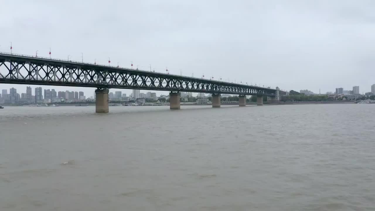 武汉长江大桥车流航拍镜头视频素材
