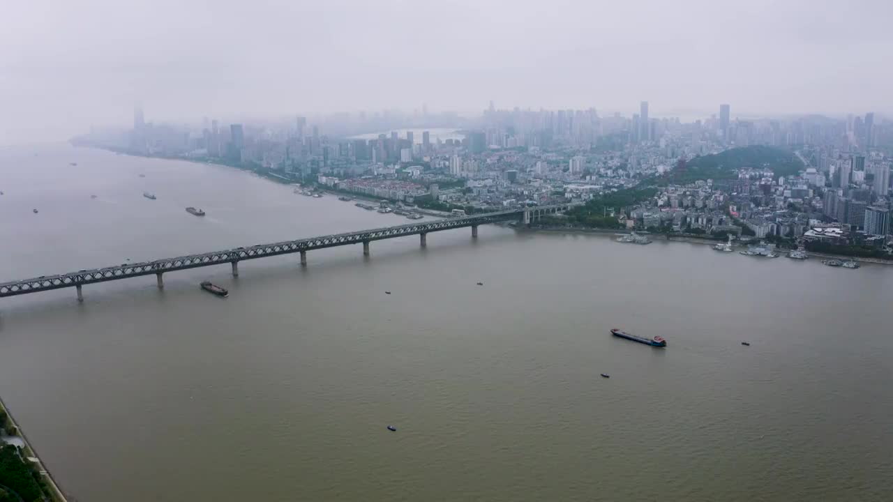 武汉长江大桥车流航拍镜头视频素材
