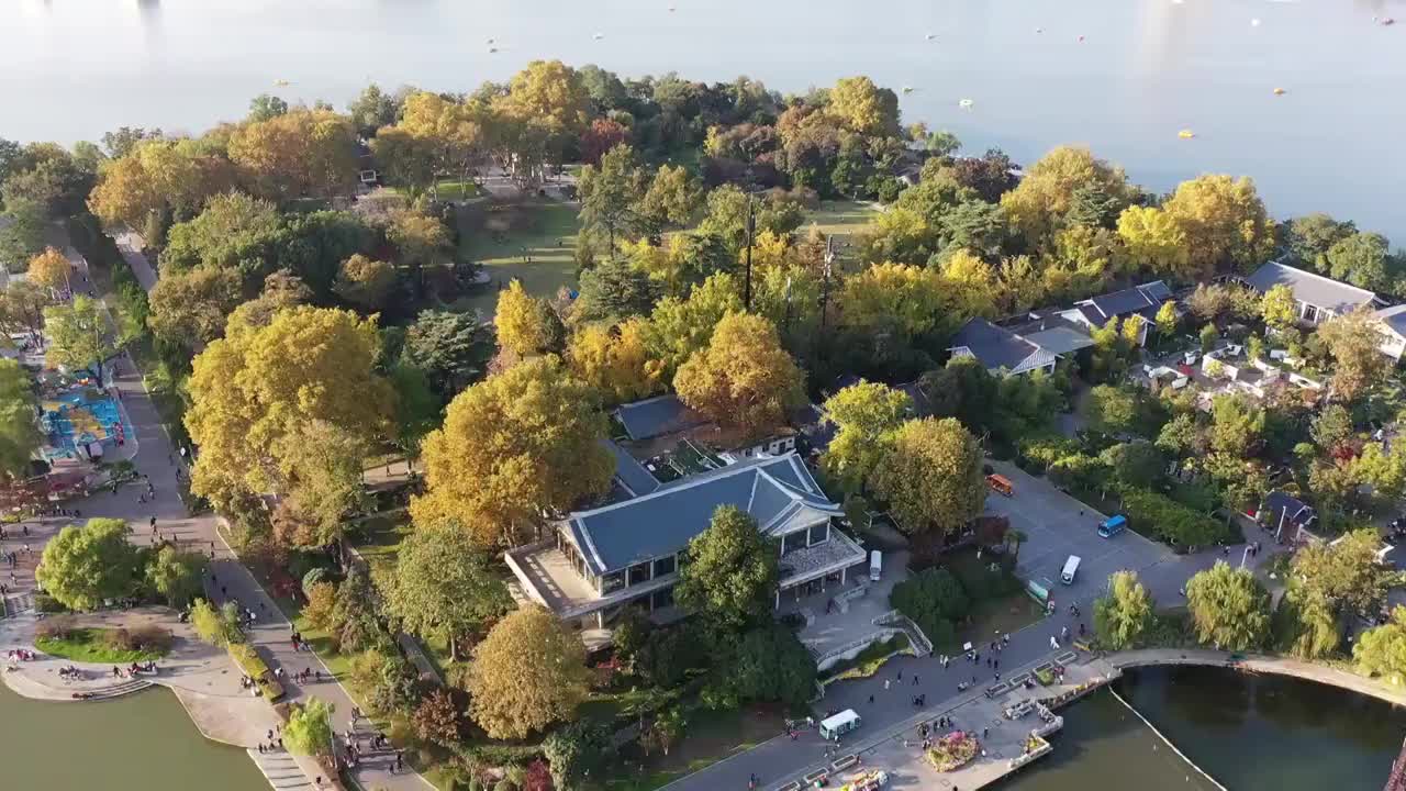 秋天南京玄武湖公园梁洲的秋色风光视频下载