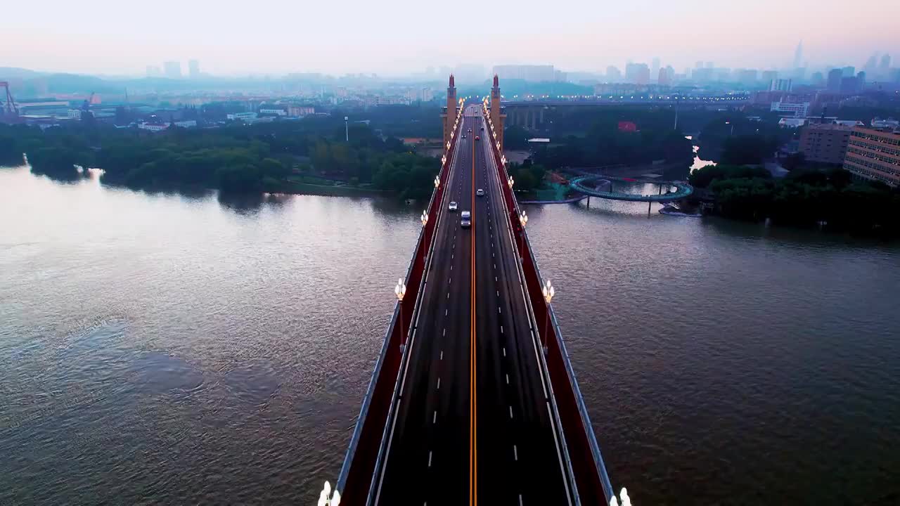 中国江苏南京长江大桥行驶的汽车航拍视频素材
