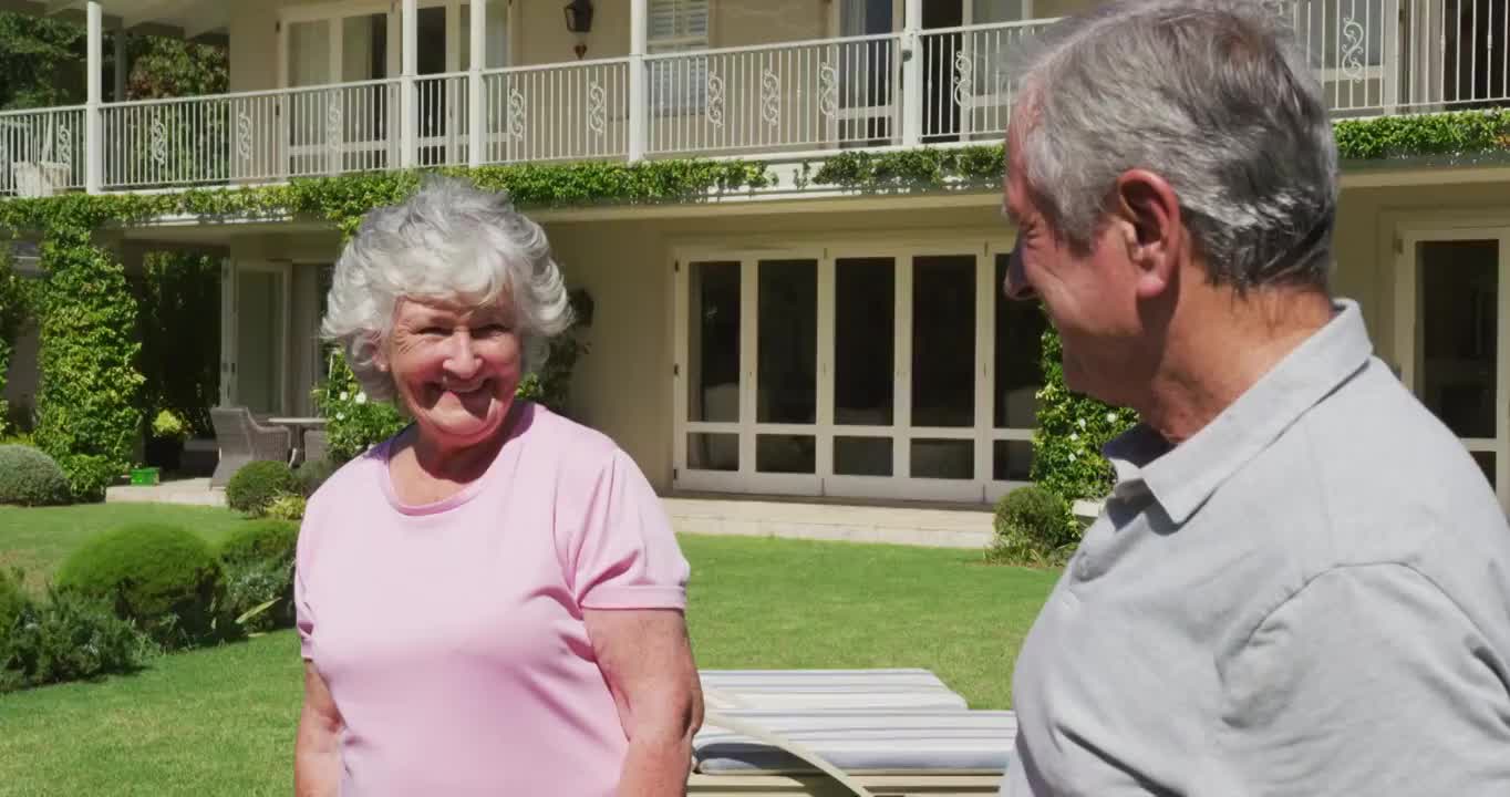 快乐的白种人老夫妇在交谈视频素材