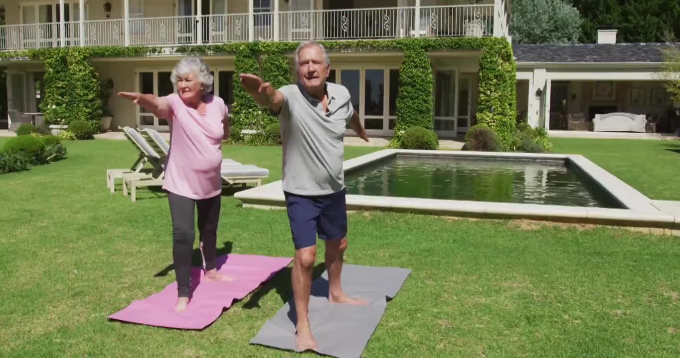 老年夫妇在花园锻炼身体视频素材