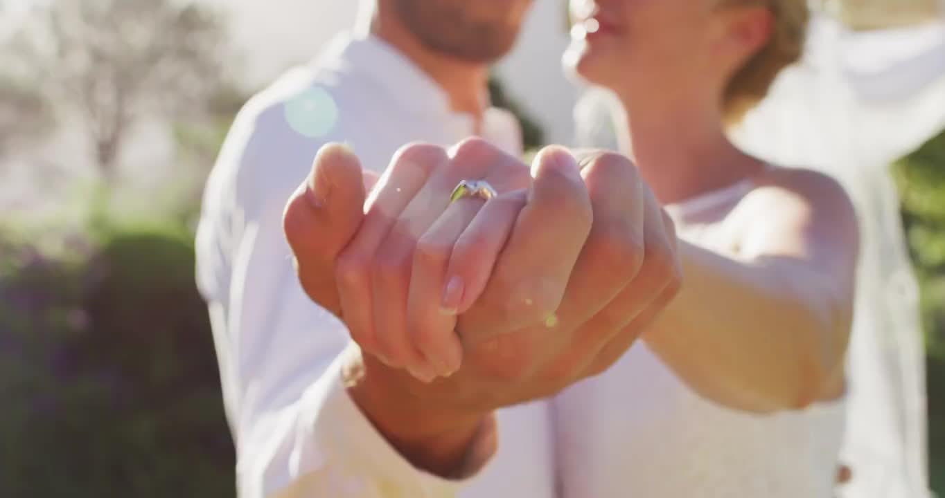 幸福的白人新婚夫妇的肖像，在户外的祭坛前跳舞视频下载