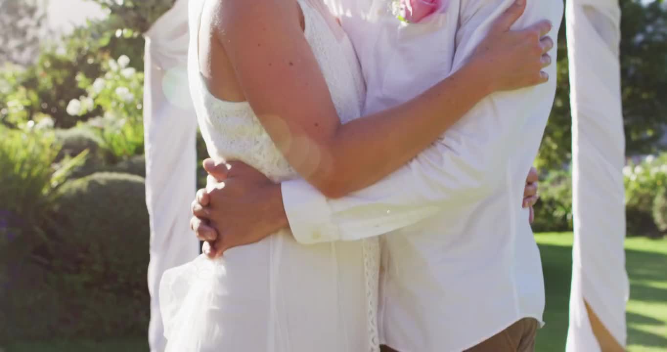 幸福的白人新婚夫妇戴着面具在圣坛前触碰头的肖像视频下载
