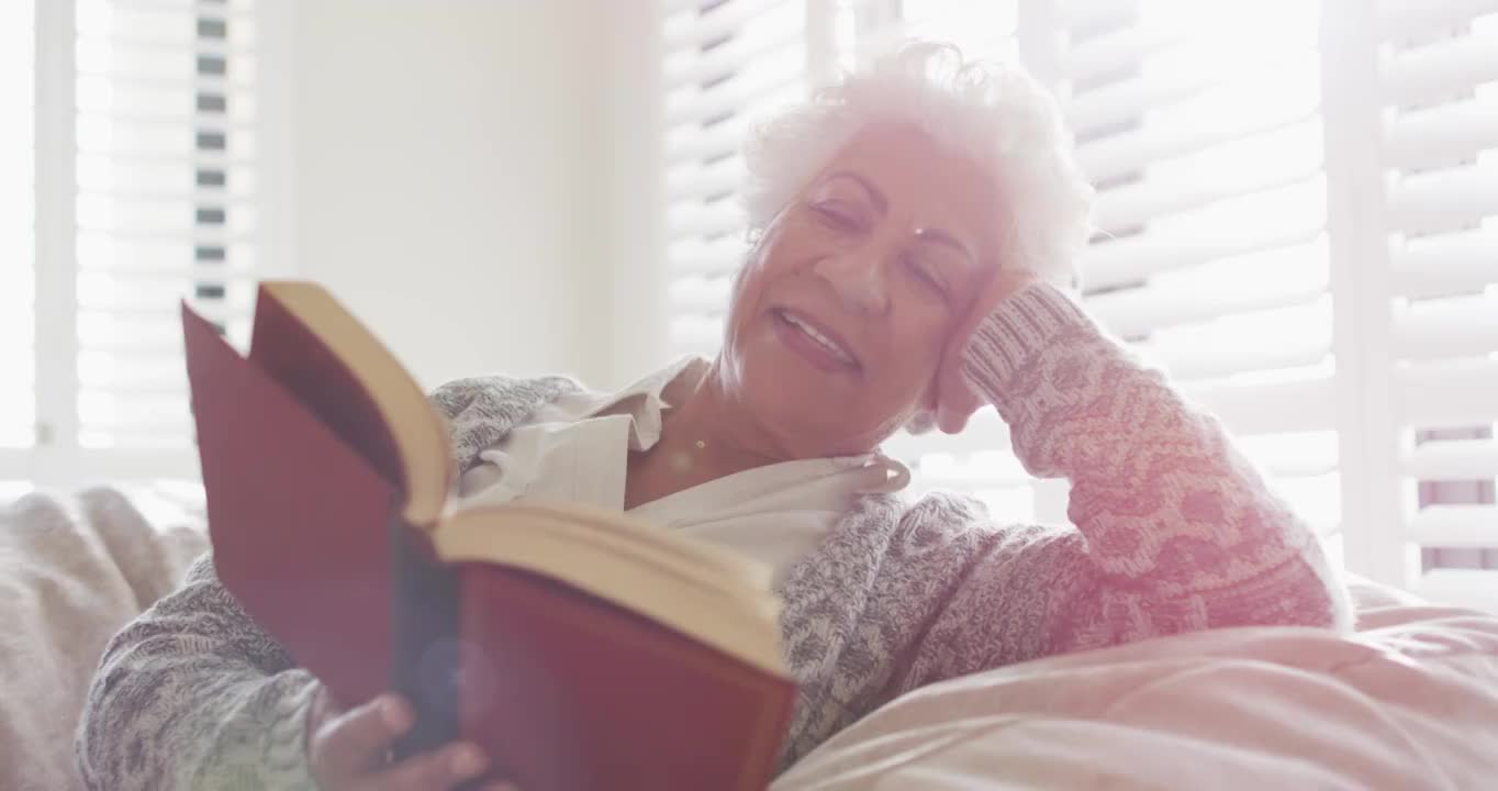 非裔美国老年妇女在家里摆弄找乐趣视频下载