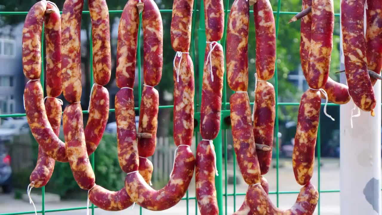 四川省绵阳市户外晾晒的香肠，腊肉，年货，视频下载