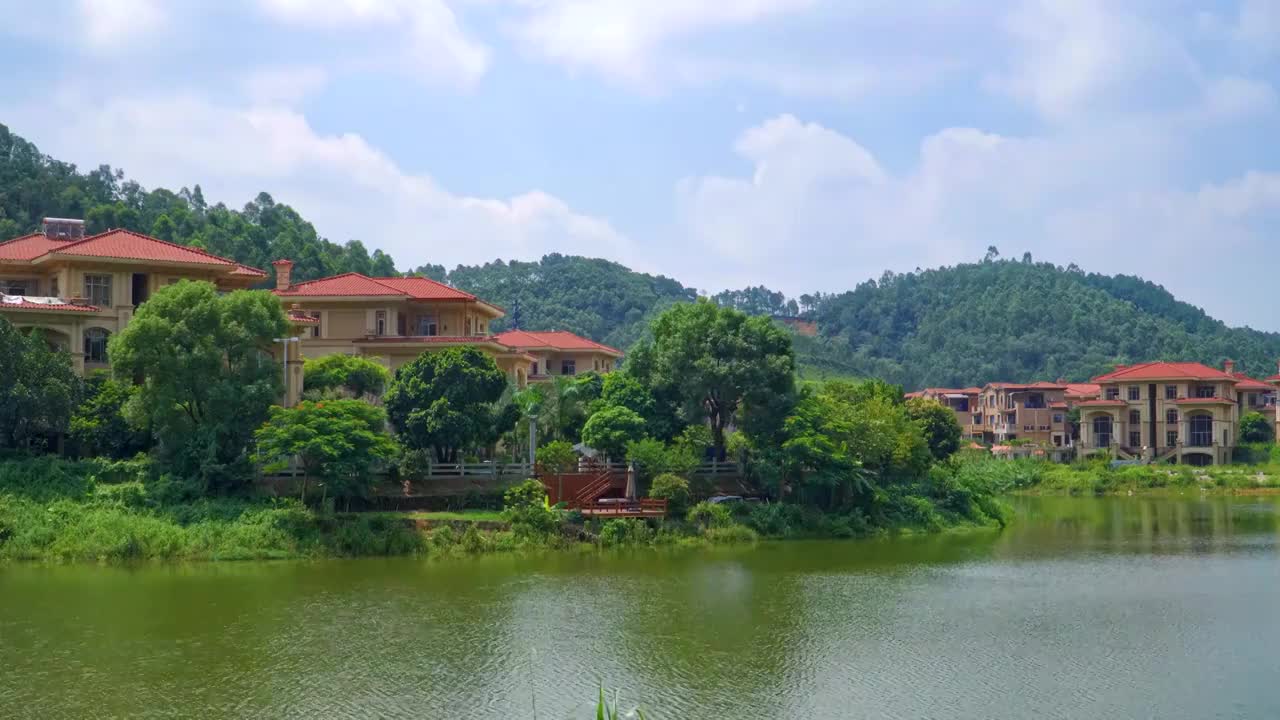 山林和湖水之间的别墅区视频素材