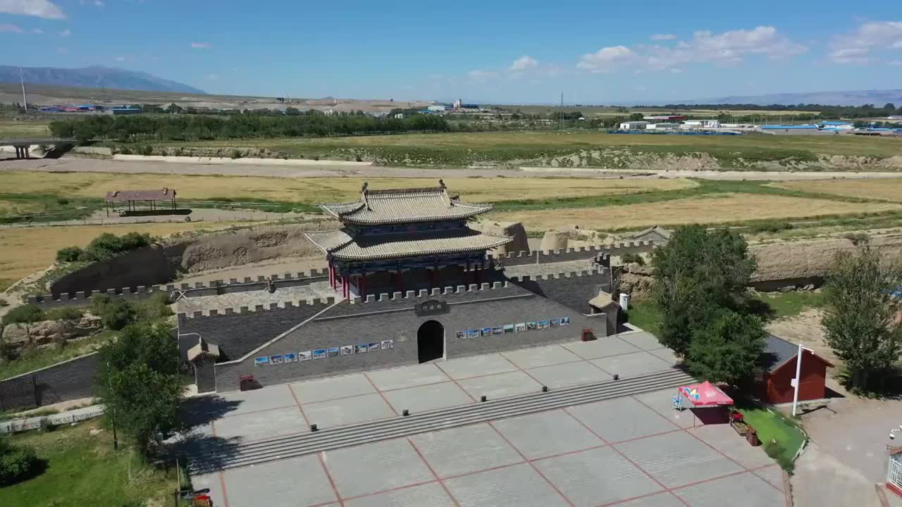 中国新疆巴里坤古城景区德胜门城门航拍视频素材