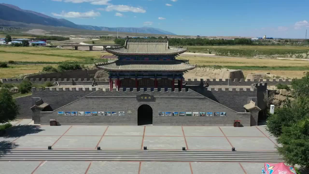 中国新疆巴里坤古城景区德胜门城门航拍视频素材