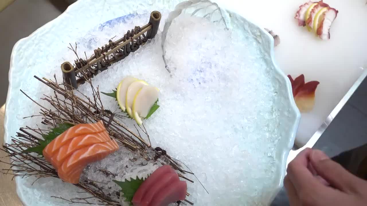 厨师制作日本料理刺身拼盘视频下载