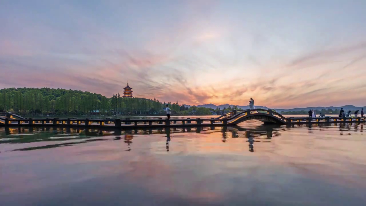 杭州西湖长桥和雷峰塔日落亮灯延时视频素材