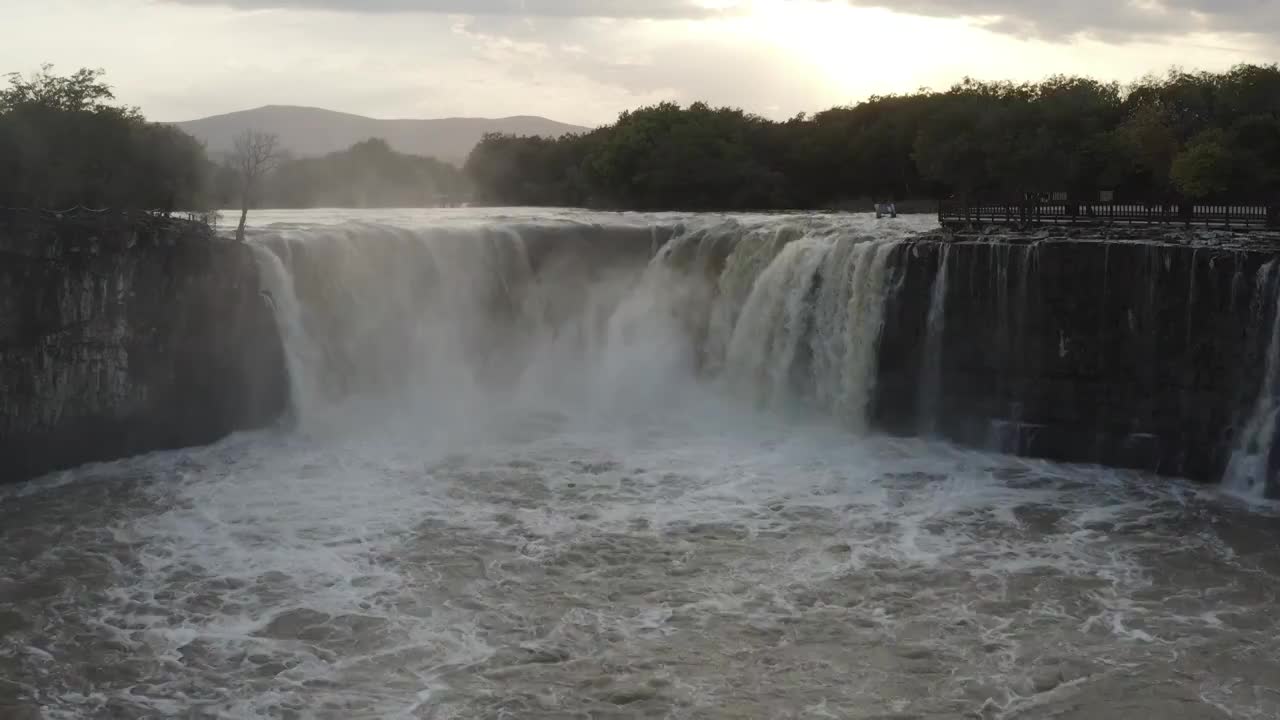 黑龙江牡丹江：九月的镜泊湖瀑布视频素材