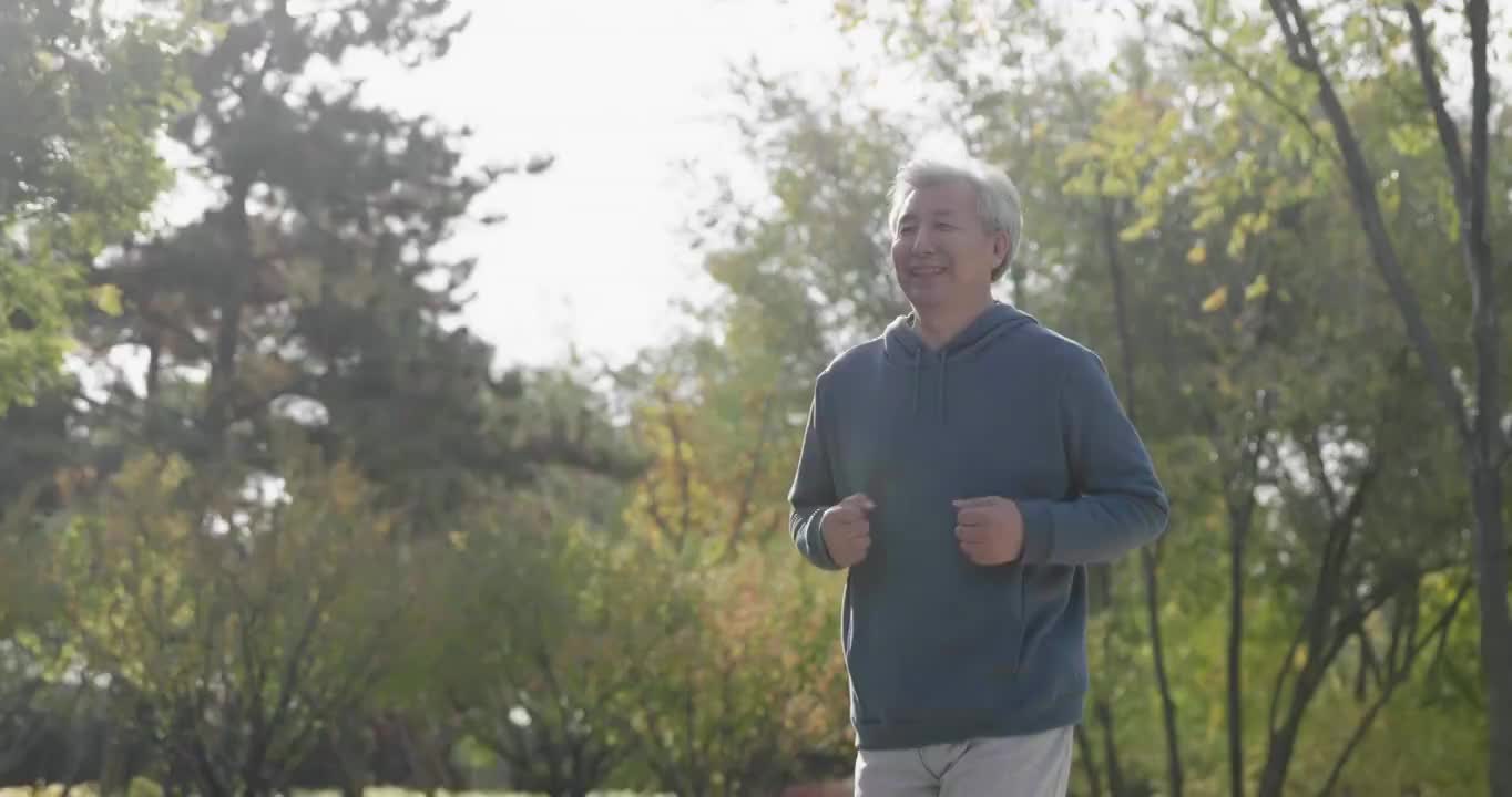 开心的老年男子在公园跑步视频素材