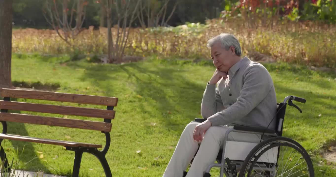 孤独的老人坐在轮椅上视频素材