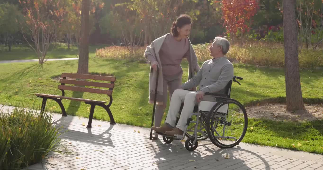 老年夫妇在公园放松身心视频素材