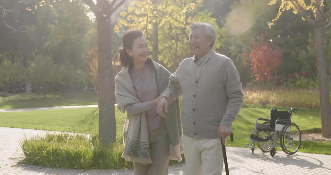 老年夫妇在公园放松身心视频下载