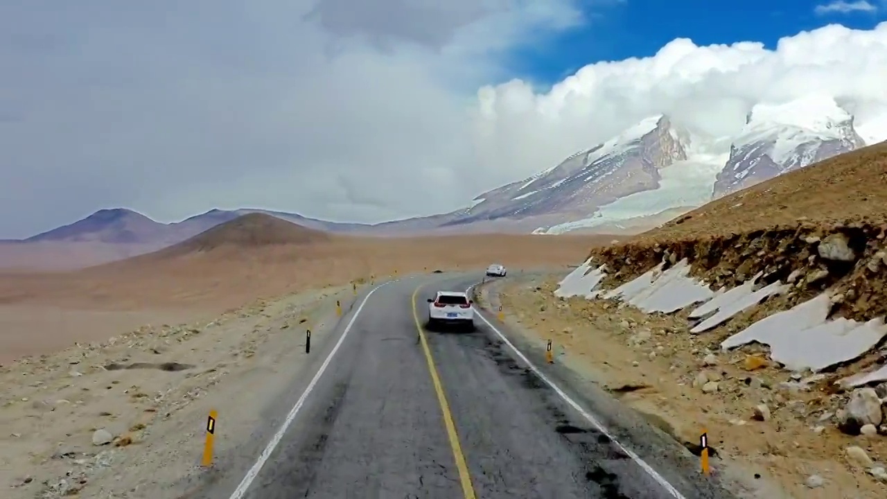 航拍南疆帕米尔高原公路汽车视频素材
