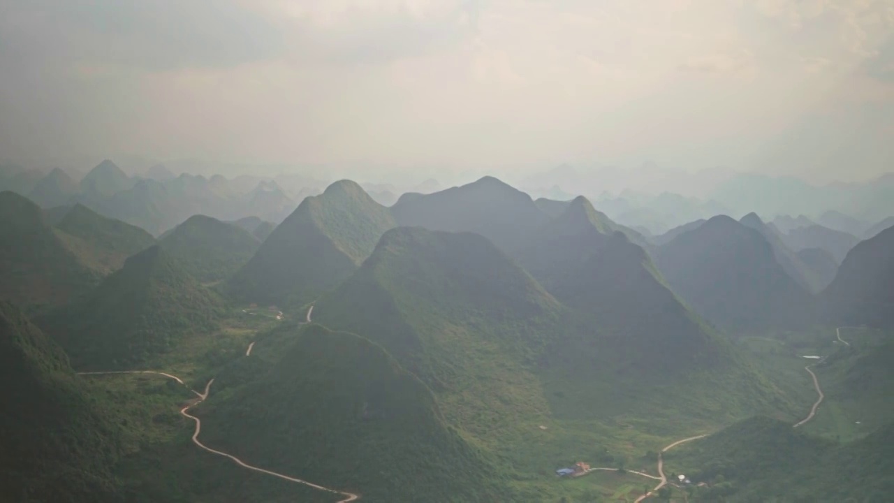 阳光与薄雾下的喀斯特峰丛（广东阳山）视频素材